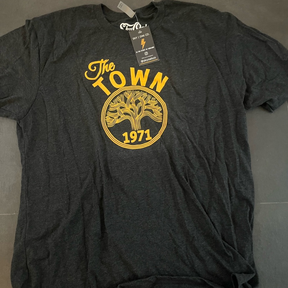 The Town 1971 Men's Black Graphic Tee - Yellow Print